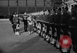 Standbild Königin Elizabeth die Königinmutter Bewertungen Black Watch Regiment Ottawa Ontario Kanada, 1954, aus Sekunde 37 historischem Filmmaterial Videoclip 65675056033