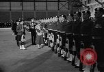 Standbild Königin Elizabeth die Königinmutter Bewertungen Black Watch Regiment Ottawa Ontario Kanada, 1954, aus Sekunde 38 historischem Filmmaterial Videoclip 65675056033