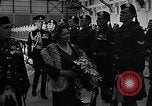 Standbild Königin Elizabeth die Königinmutter Bewertungen Black Watch Regiment Ottawa Ontario Kanada, 1954, aus Sekunde 39 historischem Filmmaterial Videoclip 65675056033