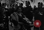 Standbild Königin Elizabeth die Königinmutter Bewertungen Black Watch Regiment Ottawa Ontario Kanada, 1954, aus Sekunde 40 historischem Filmmaterial Videoclip 65675056033