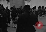 Standbild Königin Elizabeth die Königinmutter Bewertungen Black Watch Regiment Ottawa Ontario Kanada, 1954, aus Sekunde 43 historischem Filmmaterial Videoclip 65675056033