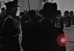 Standbild Königin Elizabeth die Königinmutter Bewertungen Black Watch Regiment Ottawa Ontario Kanada, 1954, aus Sekunde 44 historischem Filmmaterial Videoclip 65675056033