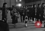 Standbild Königin Elizabeth die Königinmutter Bewertungen Black Watch Regiment Ottawa Ontario Kanada, 1954, aus Sekunde 45 historischem Filmmaterial Videoclip 65675056033