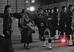 Standbild Königin Elizabeth die Königinmutter Bewertungen Black Watch Regiment Ottawa Ontario Kanada, 1954, aus Sekunde 46 historischem Filmmaterial Videoclip 65675056033