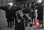 Standbild Königin Elizabeth die Königinmutter Bewertungen Black Watch Regiment Ottawa Ontario Kanada, 1954, aus Sekunde 49 historischem Filmmaterial Videoclip 65675056033