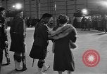 Standbild Königin Elizabeth die Königinmutter Bewertungen Black Watch Regiment Ottawa Ontario Kanada, 1954, aus Sekunde 52 historischem Filmmaterial Videoclip 65675056033