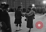 Standbild Königin Elizabeth die Königinmutter Bewertungen Black Watch Regiment Ottawa Ontario Kanada, 1954, aus Sekunde 53 historischem Filmmaterial Videoclip 65675056033