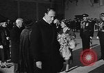 Standbild Königin Elizabeth die Königinmutter Bewertungen Black Watch Regiment Ottawa Ontario Kanada, 1954, aus Sekunde 56 historischem Filmmaterial Videoclip 65675056033