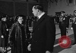 Standbild Königin Elizabeth die Königinmutter Bewertungen Black Watch Regiment Ottawa Ontario Kanada, 1954, aus Sekunde 57 historischem Filmmaterial Videoclip 65675056033