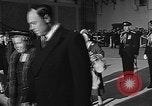 Standbild Königin Elizabeth die Königinmutter Bewertungen Black Watch Regiment Ottawa Ontario Kanada, 1954, aus Sekunde 58 historischem Filmmaterial Videoclip 65675056033
