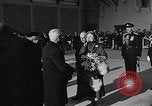 Standbild Königin Elizabeth die Königinmutter Bewertungen Black Watch Regiment Ottawa Ontario Kanada, 1954, aus Sekunde 59 historischem Filmmaterial Videoclip 65675056033