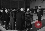 Standbild Königin Elizabeth die Königinmutter Bewertungen Black Watch Regiment Ottawa Ontario Kanada, 1954, aus Sekunde 60 historischem Filmmaterial Videoclip 65675056033