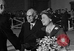 Standbild Königin Elizabeth die Königinmutter Bewertungen Black Watch Regiment Ottawa Ontario Kanada, 1954, aus Sekunde 61 historischem Filmmaterial Videoclip 65675056033