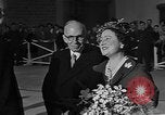 Standbild Königin Elizabeth die Königinmutter Bewertungen Black Watch Regiment Ottawa Ontario Kanada, 1954, aus Sekunde 62 historischem Filmmaterial Videoclip 65675056033
