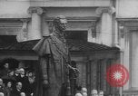 Image Statue du Roi George VI dévoilé sur Trafalgar Jour London England Royaume-Uni, 1955, de la seconde 22 séquences d'archives historiques vidéo 65675056041