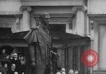 Image Statue du Roi George VI dévoilé sur Trafalgar Jour London England Royaume-Uni, 1955, de la seconde 23 séquences d'archives historiques vidéo 65675056041
