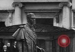 Image Statue du Roi George VI dévoilé sur Trafalgar Jour London England Royaume-Uni, 1955, de la seconde 36 séquences d'archives historiques vidéo 65675056041