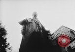 Image Statue du Roi George VI dévoilé sur Trafalgar Jour London England Royaume-Uni, 1955, de la seconde 46 séquences d'archives historiques vidéo 65675056041