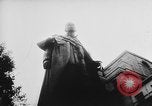 Image Statue du Roi George VI dévoilé sur Trafalgar Jour London England Royaume-Uni, 1955, de la seconde 49 séquences d'archives historiques vidéo 65675056041