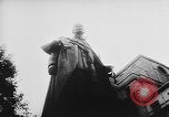 Image Statue du Roi George VI dévoilé sur Trafalgar Jour London England Royaume-Uni, 1955, de la seconde 50 séquences d'archives historiques vidéo 65675056041