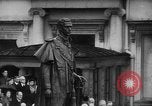 Image Statue du Roi George VI dévoilé sur Trafalgar Jour London England Royaume-Uni, 1955, de la seconde 51 séquences d'archives historiques vidéo 65675056041