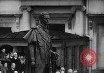 Image Statue du Roi George VI dévoilé sur Trafalgar Jour London England Royaume-Uni, 1955, de la seconde 52 séquences d'archives historiques vidéo 65675056041