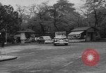 Standbild Kaiser Hirohito visits Tokyo Japan zoo Tokyo Japan, 1950, aus Sekunde 4 historischem Filmmaterial Videoclip 65675056053