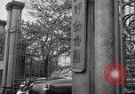 Standbild Kaiser Hirohito visits Tokyo Japan zoo Tokyo Japan, 1950, aus Sekunde 10 historischem Filmmaterial Videoclip 65675056053