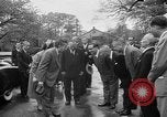 Standbild Kaiser Hirohito visits Tokyo Japan zoo Tokyo Japan, 1950, aus Sekunde 21 historischem Filmmaterial Videoclip 65675056053