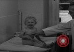 Standbild Kinder mit Haut Infektionen Deutschland, 1946, aus Sekunde 3 historischem Filmmaterial Videoclip 65675056080