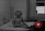 Standbild Kinder mit Haut Infektionen Deutschland, 1946, aus Sekunde 5 historischem Filmmaterial Videoclip 65675056080