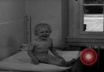 Standbild Kinder mit Haut Infektionen Deutschland, 1946, aus Sekunde 6 historischem Filmmaterial Videoclip 65675056080