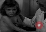 Standbild Kinder mit Haut Infektionen Deutschland, 1946, aus Sekunde 13 historischem Filmmaterial Videoclip 65675056080