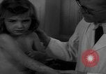 Standbild Kinder mit Haut Infektionen Deutschland, 1946, aus Sekunde 14 historischem Filmmaterial Videoclip 65675056080