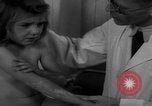 Standbild Kinder mit Haut Infektionen Deutschland, 1946, aus Sekunde 15 historischem Filmmaterial Videoclip 65675056080