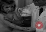 Standbild Kinder mit Haut Infektionen Deutschland, 1946, aus Sekunde 16 historischem Filmmaterial Videoclip 65675056080