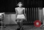 Standbild Kinder mit Haut Infektionen Deutschland, 1946, aus Sekunde 52 historischem Filmmaterial Videoclip 65675056080