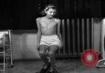 Standbild Kinder mit Haut Infektionen Deutschland, 1946, aus Sekunde 53 historischem Filmmaterial Videoclip 65675056080