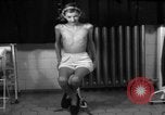 Standbild Kinder mit Haut Infektionen Deutschland, 1946, aus Sekunde 55 historischem Filmmaterial Videoclip 65675056080