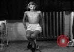 Standbild Kinder mit Haut Infektionen Deutschland, 1946, aus Sekunde 56 historischem Filmmaterial Videoclip 65675056080