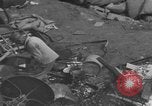 Standbild Menschen Suche durch dump Deutschland, 1946, aus Sekunde 1 historischem Filmmaterial Videoclip 65675056082