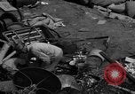 Standbild Menschen Suche durch dump Deutschland, 1946, aus Sekunde 3 historischem Filmmaterial Videoclip 65675056082