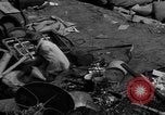 Standbild Menschen Suche durch dump Deutschland, 1946, aus Sekunde 4 historischem Filmmaterial Videoclip 65675056082