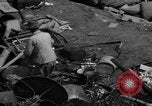 Standbild Menschen Suche durch dump Deutschland, 1946, aus Sekunde 5 historischem Filmmaterial Videoclip 65675056082