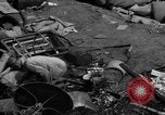 Standbild Menschen Suche durch dump Deutschland, 1946, aus Sekunde 7 historischem Filmmaterial Videoclip 65675056082
