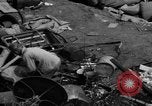 Standbild Menschen Suche durch dump Deutschland, 1946, aus Sekunde 8 historischem Filmmaterial Videoclip 65675056082