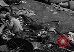 Standbild Menschen Suche durch dump Deutschland, 1946, aus Sekunde 11 historischem Filmmaterial Videoclip 65675056082