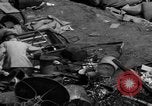 Standbild Menschen Suche durch dump Deutschland, 1946, aus Sekunde 12 historischem Filmmaterial Videoclip 65675056082