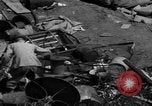 Standbild Menschen Suche durch dump Deutschland, 1946, aus Sekunde 13 historischem Filmmaterial Videoclip 65675056082
