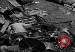 Standbild Menschen Suche durch dump Deutschland, 1946, aus Sekunde 14 historischem Filmmaterial Videoclip 65675056082